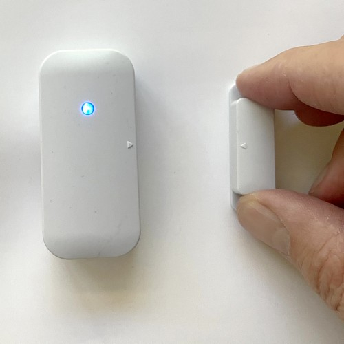 Anlernen des Fensterkontaktschalter mit farbiger LED-Anzeige der Schaltart blau = EIN- Magnet vom Sender entfernen